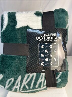 Aria Green & White Plush Faux Fur Throw
